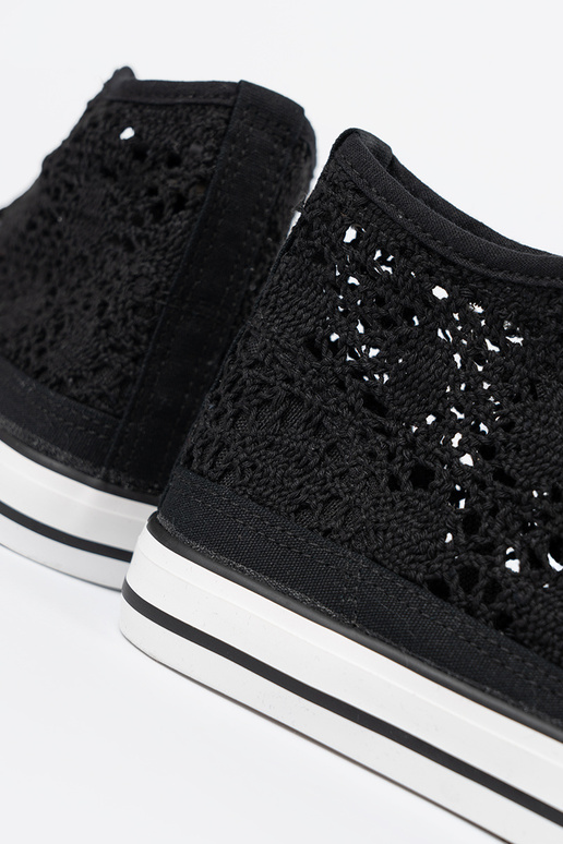 Mustad kõrged kingad avatud detailidega