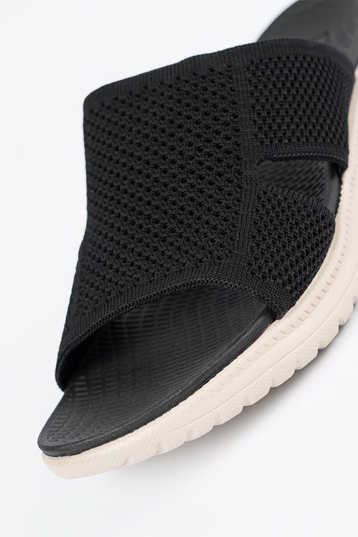 Mustad kingad avatud detailidega