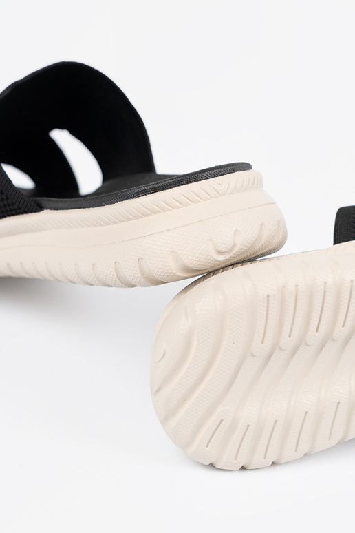 Mustad kingad avatud detailidega