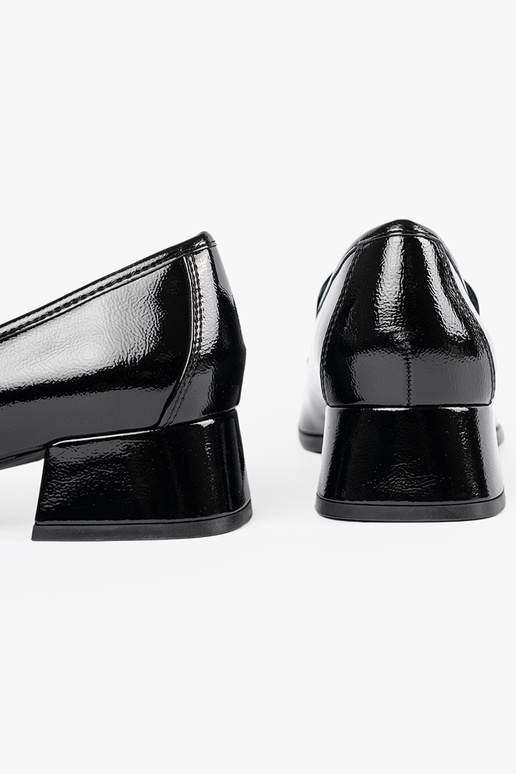 Mustad naiste kingad lorde stiilis