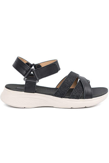 Pruunid sandaalid valgel...