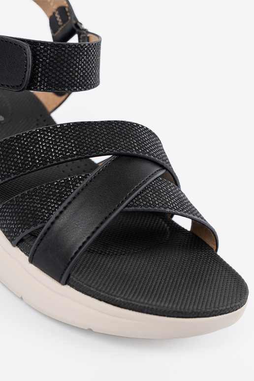 Pruunid sandaalid valgel platvormil