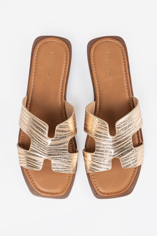 Kuldse värvi sussid ruudukujulise...