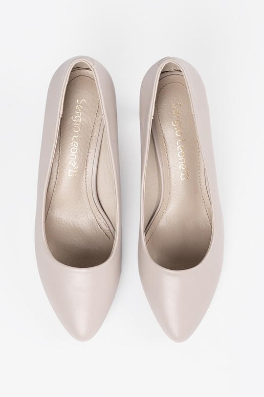 Hallid kõrged kontsad, Sergio Leone