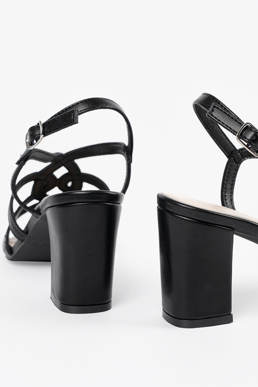 Mustad naiste sandaalid kõrgetel...