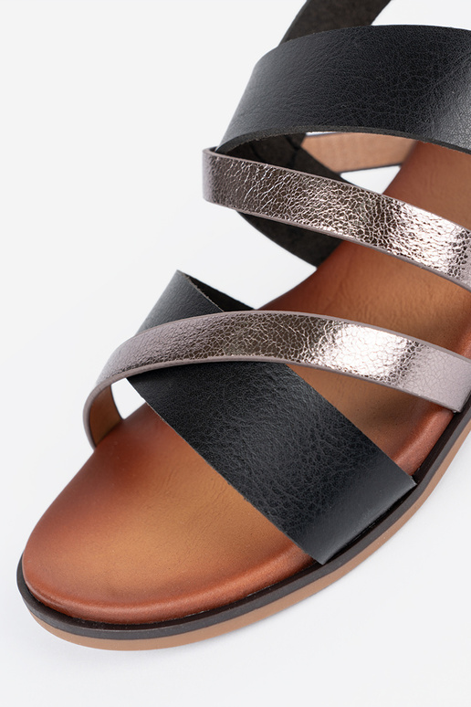 Kuldse värvi sandaalid madalal kontsal