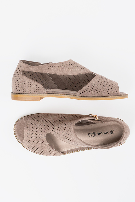 Madala platvormiga aukudega sandaalid...