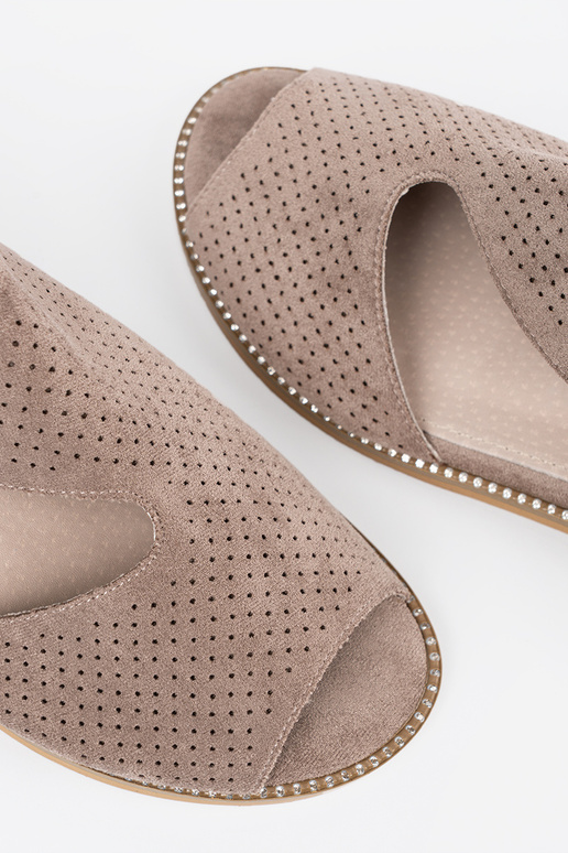 Madala platvormiga aukudega sandaalid...