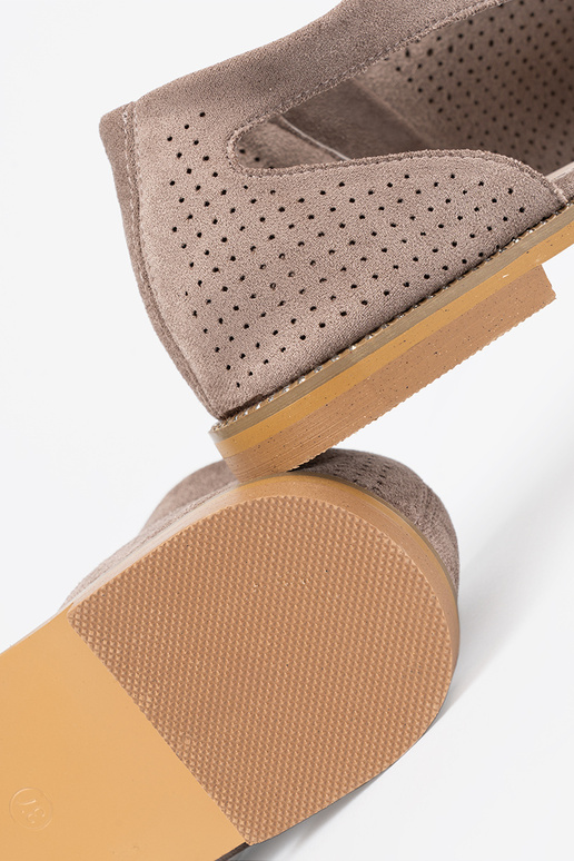 Madala platvormiga aukudega sandaalid...