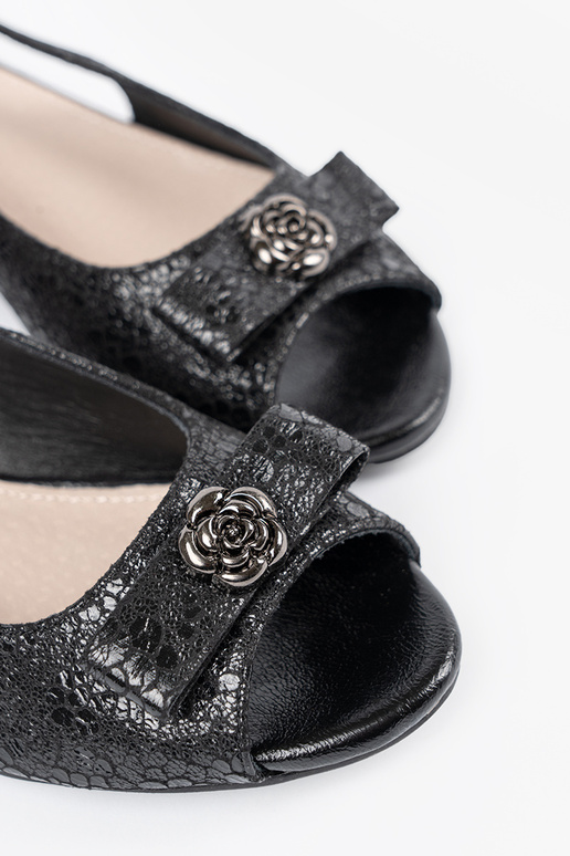 Avatud varbaga kingad kinnitustega... Avatud varbaga kingad kinnitustega...