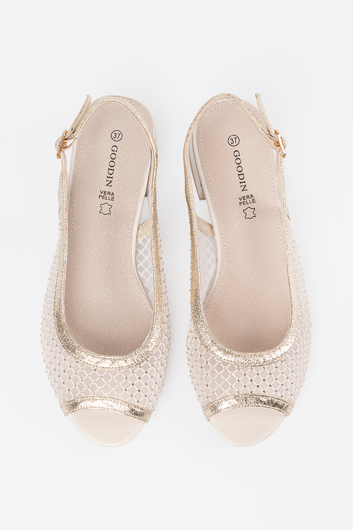 Dekoratiivsete võrkudega sandaalid...