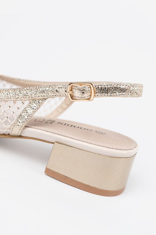 Dekoratiivsete võrkudega sandaalid...