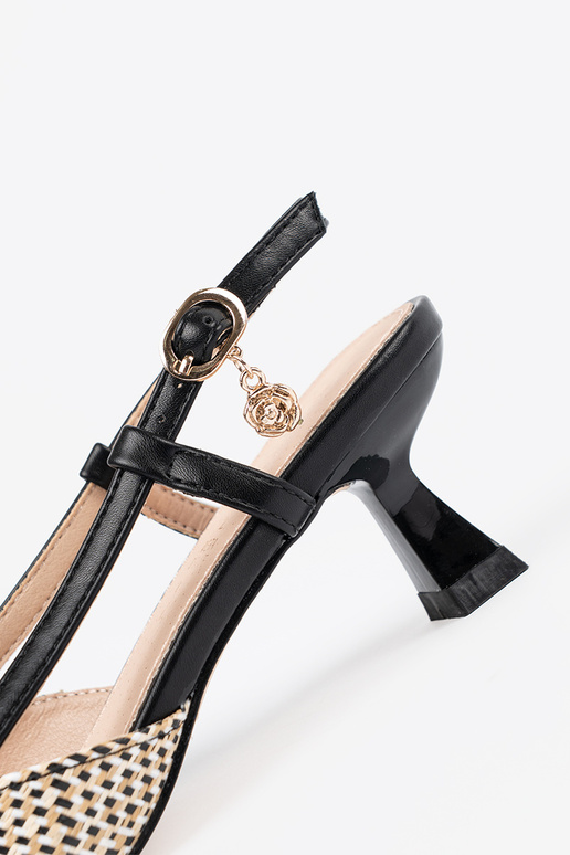 Kootud kõrge kontsaga sandaalid...