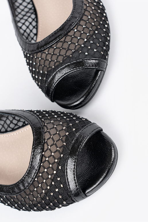 Dekoratiivsete võrkudega sandaalid...