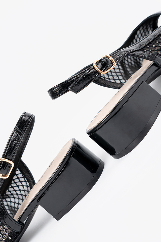 Dekoratiivsete võrkudega sandaalid...