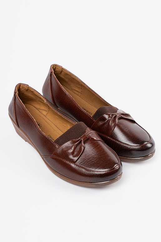 Pruunid poolsaapad kinnisega ja lipsuga