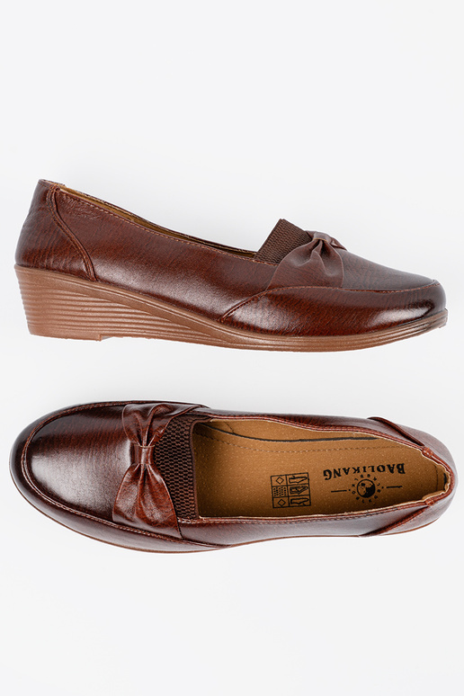 Pruunid poolsaapad kinnisega ja lipsuga