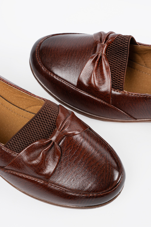 Pruunid poolsaapad kinnisega ja lipsuga