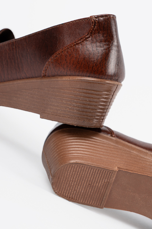 Pruunid poolsaapad kinnisega ja lipsuga