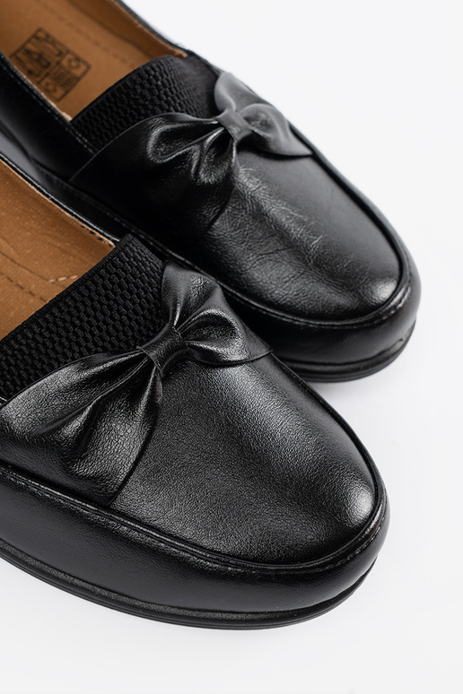 Mustad poolsaapad kinnisega ja lipsuga