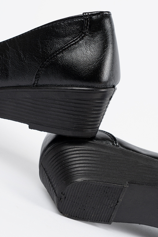 Mustad poolsaapad kinnisega ja lipsuga