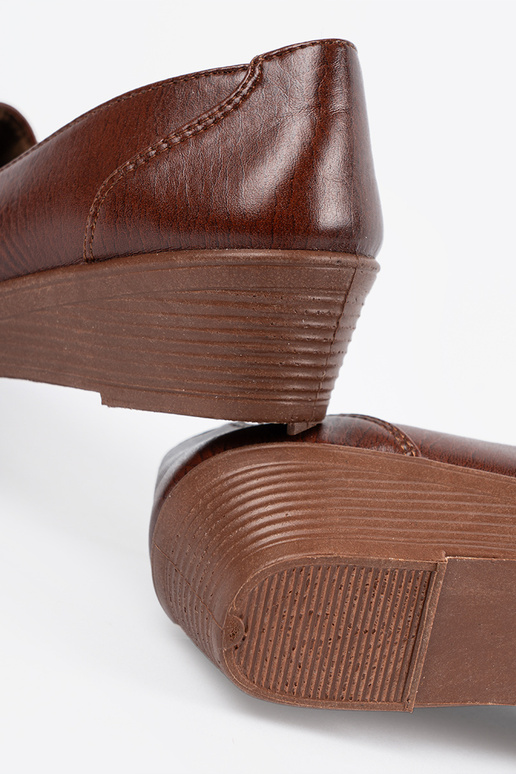 Pruunid klassikalised poolsaapad...