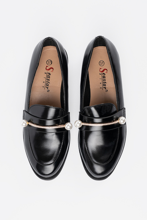 Mustad lakitud mokasiinid pärlitega