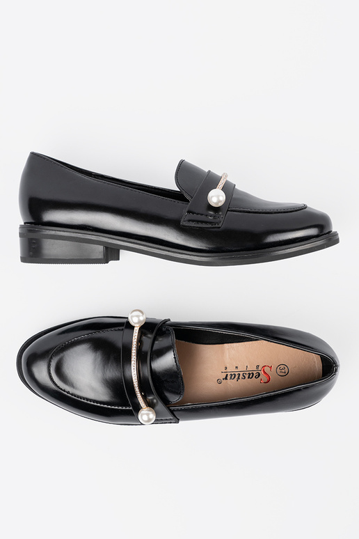Mustad lakitud mokasiinid pärlitega