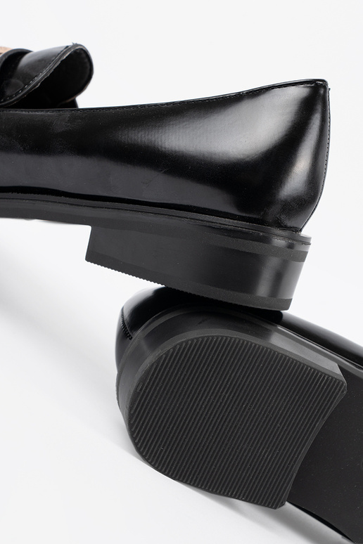 Mustad lakitud mokasiinid pärlitega