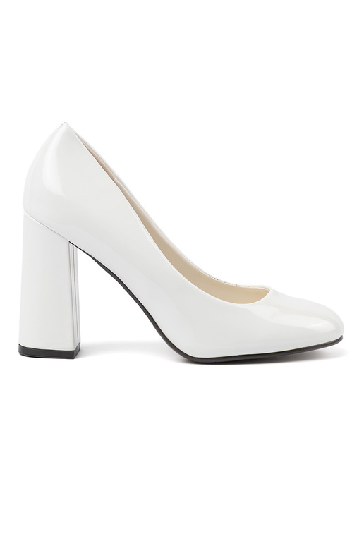 Valged lakitud kõrge kontsaga kingad