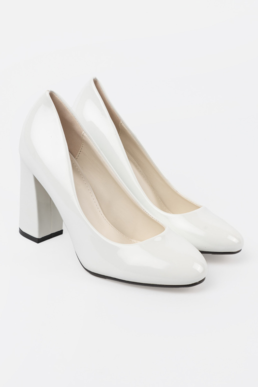 Valged lakitud kõrge kontsaga kingad