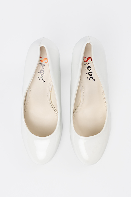 Valged lakitud kõrge kontsaga kingad