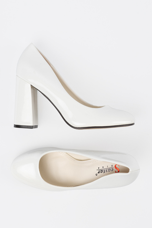 Valged lakitud kõrge kontsaga kingad