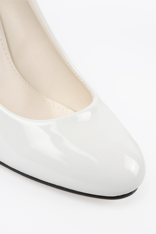 Valged lakitud kõrge kontsaga kingad