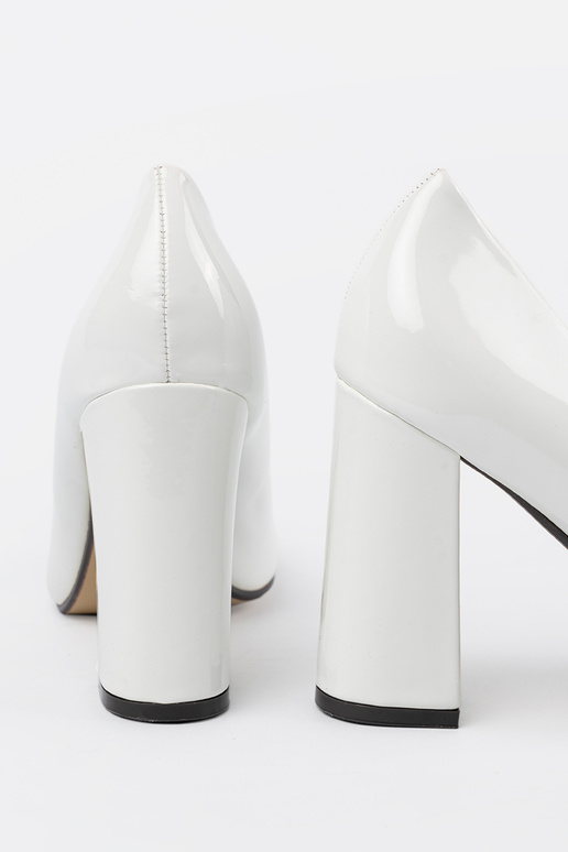 Valged lakitud kõrge kontsaga kingad