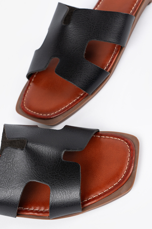 Mustad sussid ruudukujulise ninaga Mustad sussid ruudukujulise ninaga