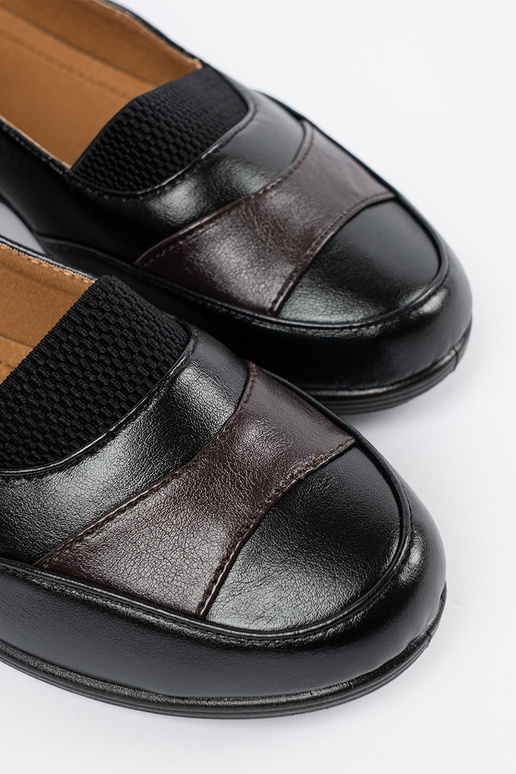 Mustad klassikalised naiste poolsaapad