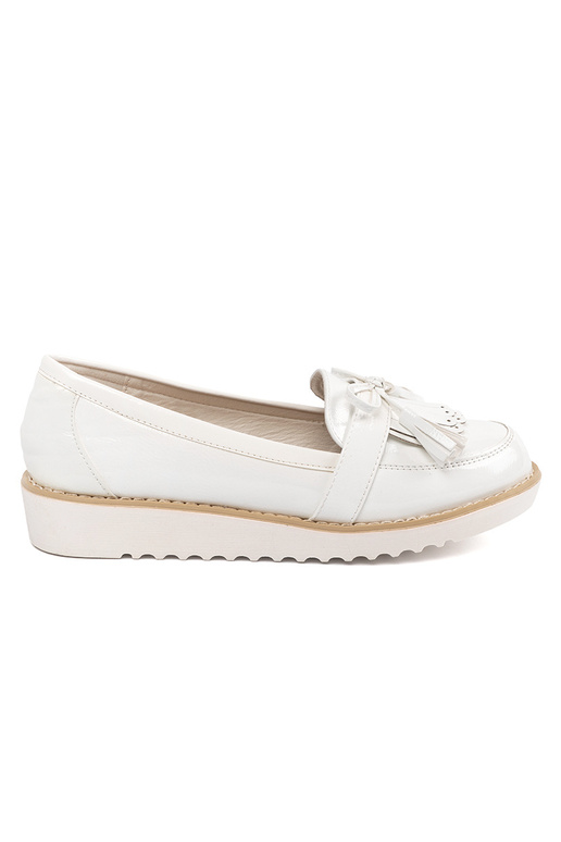 Valged lakitud mokasiinid satsiiga