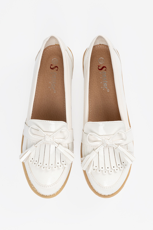 Valged lakitud mokasiinid satsiiga