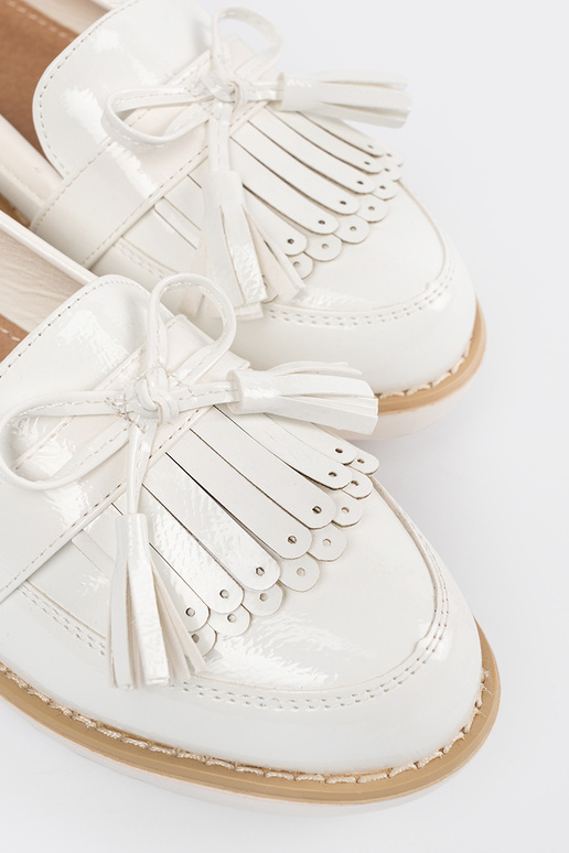 Valged lakitud mokasiinid satsiiga