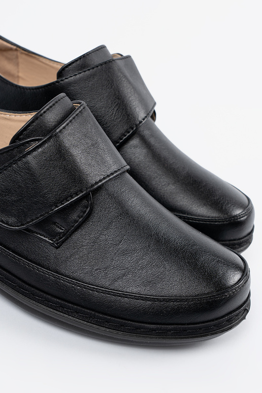 Naistel kleepuvate rihmadega poolsaapad