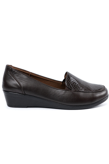 Pruunid poolsaapad platvormil