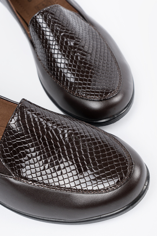 Pruunid poolsaapad platvormil