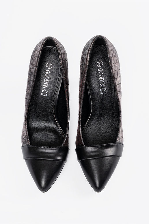 Mustad kingad koos maosümboliga