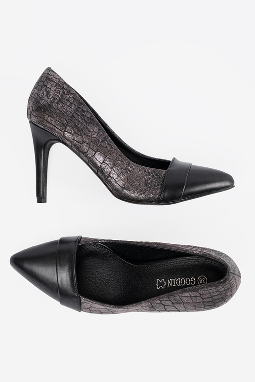 Mustad kingad koos maosümboliga