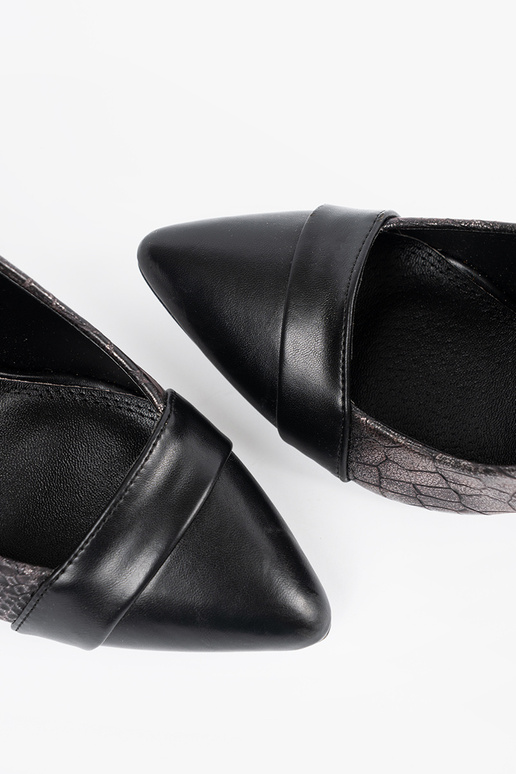 Mustad kingad koos maosümboliga