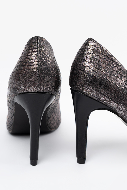 Mustad kingad koos maosümboliga