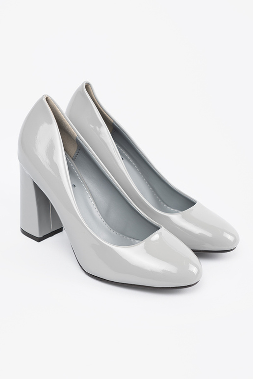 Hallid lakitud kõrged kontsad