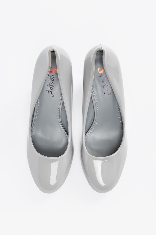 Hallid lakitud kõrged kontsad