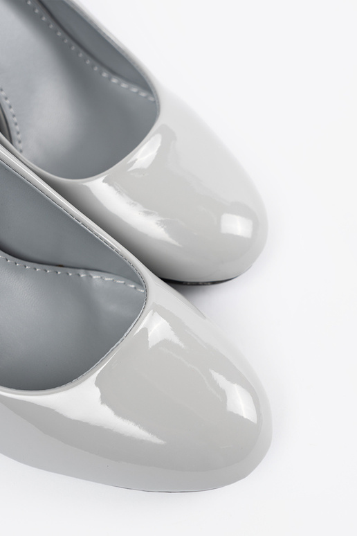 Hallid lakitud kõrged kontsad